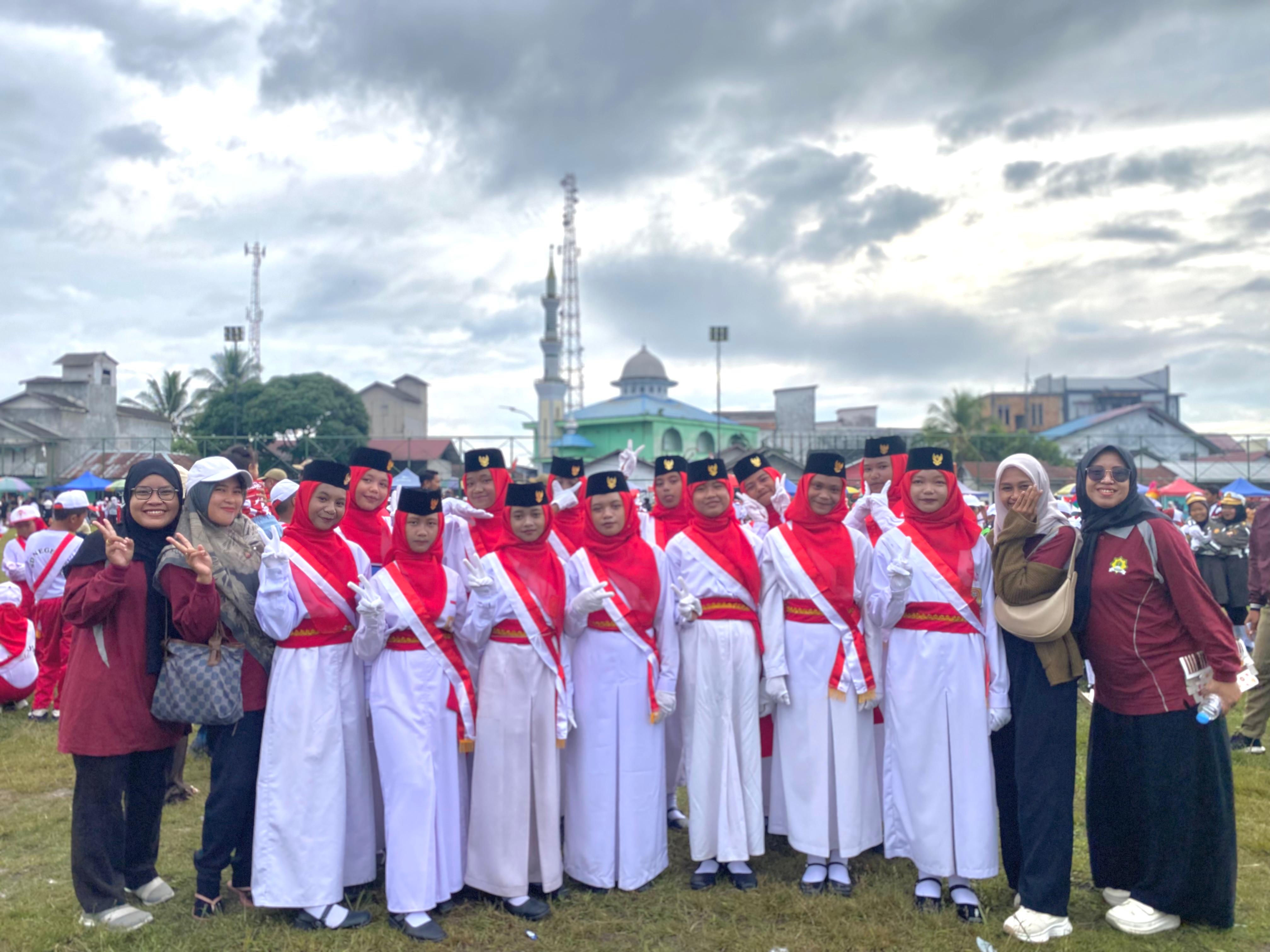 Tegap, Kompak, Berwibawa — Regu Putri MTs Bina Ul Muhajirin Kembali Warnai Lomba Gerak Jalan